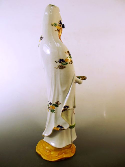 LARGE JAPANESE MEIJI PERIOD KUTANI PORCELAIN GUANYIN FIGURINE - ADDITIONAL PHOTO 4