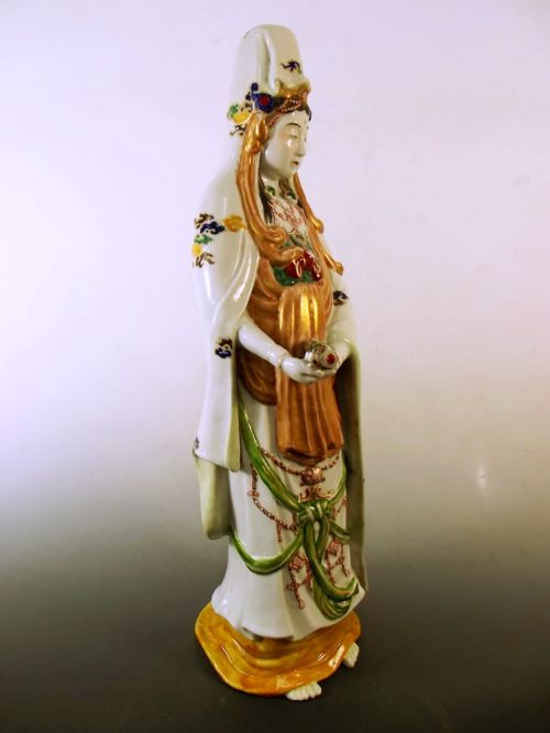 LARGE JAPANESE MEIJI PERIOD KUTANI PORCELAIN GUANYIN FIGURINE - ADDITIONAL PHOTO 5