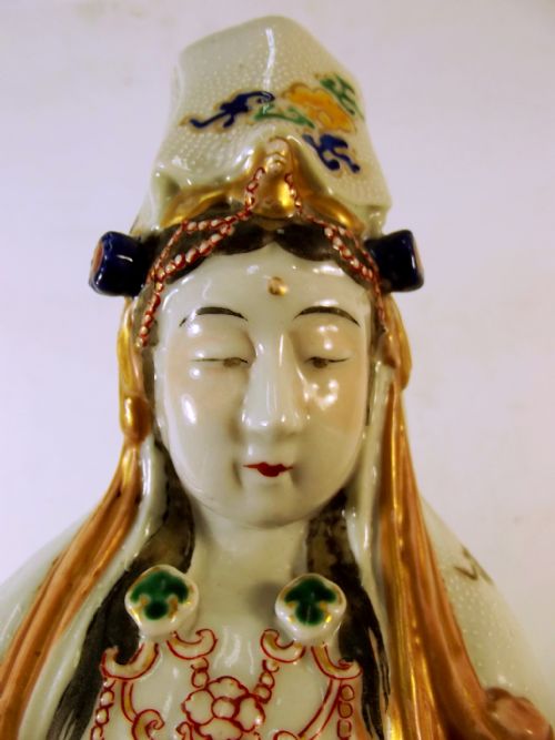 LARGE JAPANESE MEIJI PERIOD KUTANI PORCELAIN GUANYIN FIGURINE - ADDITIONAL PHOTO 6