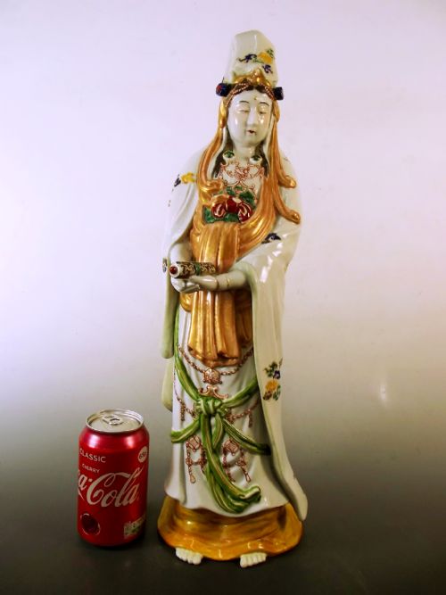 LARGE JAPANESE MEIJI PERIOD KUTANI PORCELAIN GUANYIN FIGURINE - ADDITIONAL PHOTO 7