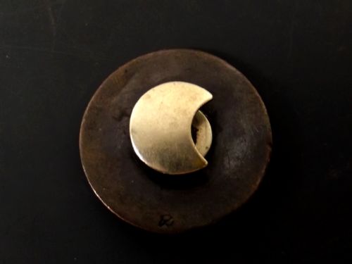JAPANESE MEIJI PERIOD MIXED METAL ONLAID SHIBUICHI BUTTON - ADDITIONAL PHOTO 2