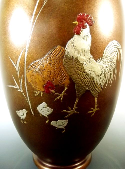 LARGE JAPANESE BRONZE MIXED METAL ONLAID COCKEREL VASE MEIJI PERIOD - ADDITIONAL PHOTO 3