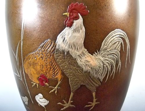 LARGE JAPANESE BRONZE MIXED METAL ONLAID COCKEREL VASE MEIJI PERIOD - ADDITIONAL PHOTO 5