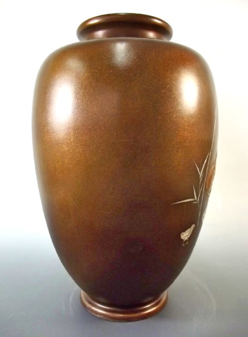 LARGE JAPANESE BRONZE MIXED METAL ONLAID COCKEREL VASE MEIJI PERIOD - ADDITIONAL PHOTO 7