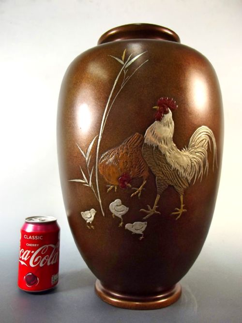 LARGE JAPANESE BRONZE MIXED METAL ONLAID COCKEREL VASE MEIJI PERIOD - ADDITIONAL PHOTO 10