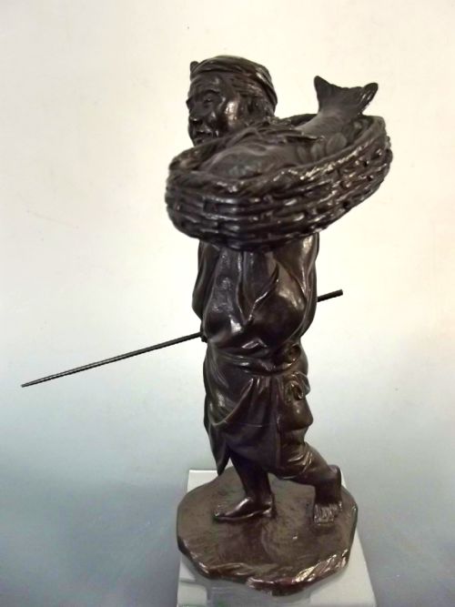 JAPANESE MEIJI PERIOD BRONZE FISHERMAN OKIMONO - ADDITIONAL PHOTO 2