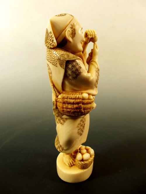 JAPANESE MEIJI PERIOD IVORY EGG TESTER OKIMONO - ADDITIONAL PHOTO 2