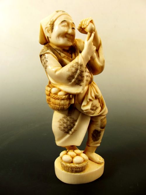 JAPANESE MEIJI PERIOD IVORY EGG TESTER OKIMONO - ADDITIONAL PHOTO 4