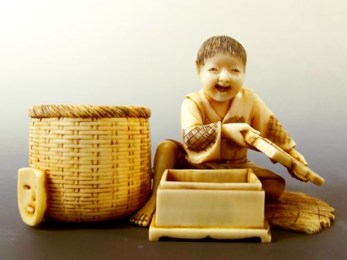 JAPANESE MEIJI PERIOD IVORY OKIMONO BOY WITH TOYS - ADDITIONAL PHOTO 1
