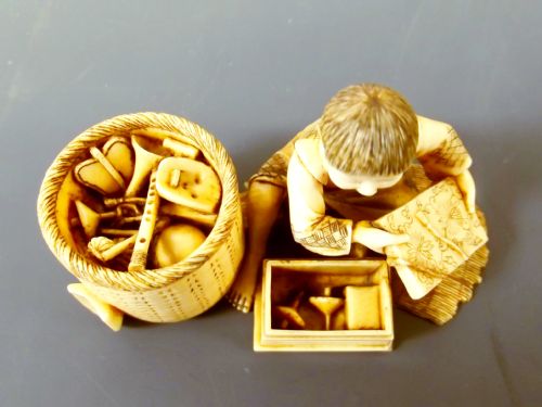 JAPANESE MEIJI PERIOD IVORY OKIMONO BOY WITH TOYS - ADDITIONAL PHOTO 2