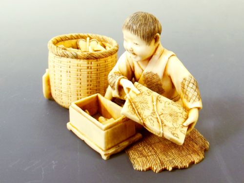 JAPANESE MEIJI PERIOD IVORY OKIMONO BOY WITH TOYS - ADDITIONAL PHOTO 3