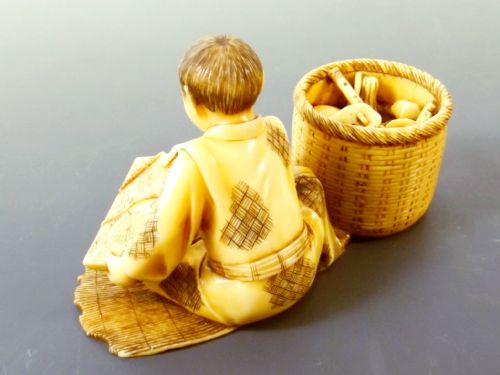 JAPANESE MEIJI PERIOD IVORY OKIMONO BOY WITH TOYS - ADDITIONAL PHOTO 4