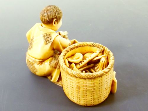JAPANESE MEIJI PERIOD IVORY OKIMONO BOY WITH TOYS - ADDITIONAL PHOTO 5