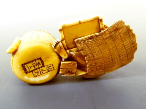 JAPANESE MEIJI PERIOD IVORY OKIMONO BOY WITH TOYS - ADDITIONAL PHOTO 6