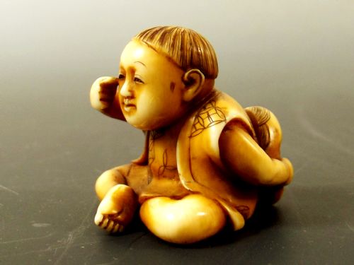 JAPANESE MEIJI PERIOD IVORY NETSUKE BOY WITH NOH MASK - ADDITIONAL PHOTO 1