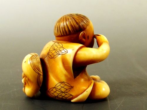 JAPANESE MEIJI PERIOD IVORY NETSUKE BOY WITH NOH MASK - ADDITIONAL PHOTO 3