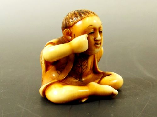 JAPANESE MEIJI PERIOD IVORY NETSUKE BOY WITH NOH MASK - ADDITIONAL PHOTO 4