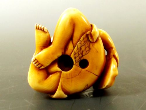 JAPANESE MEIJI PERIOD IVORY NETSUKE BOY WITH NOH MASK - ADDITIONAL PHOTO 5