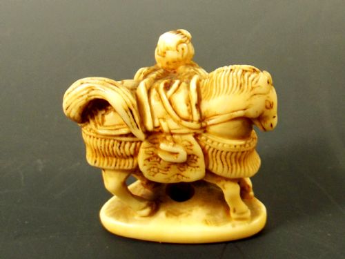 japanese edo period ivory netsuke samuri horse with attendant - CATEGORY: ANTIQUE MISCELLANEOUS - DATED 1800