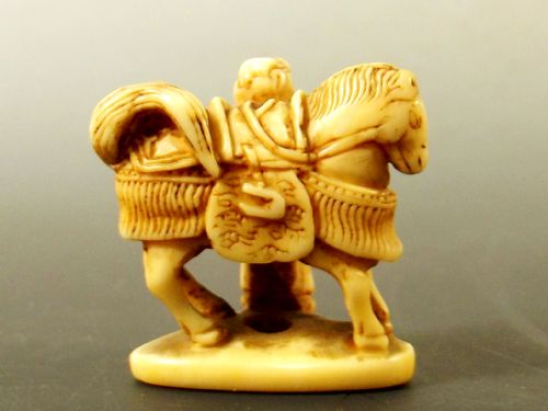 JAPANESE EDO PERIOD IVORY NETSUKE SAMURI HORSE WITH ATTENDANT - ADDITIONAL PHOTO 1