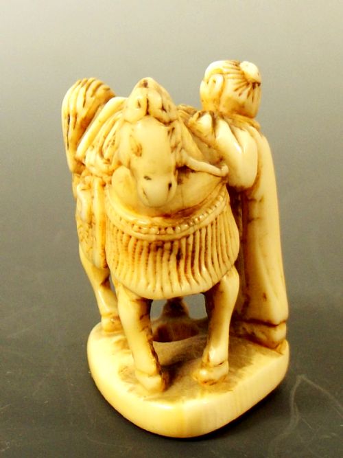 JAPANESE EDO PERIOD IVORY NETSUKE SAMURI HORSE WITH ATTENDANT - ADDITIONAL PHOTO 2
