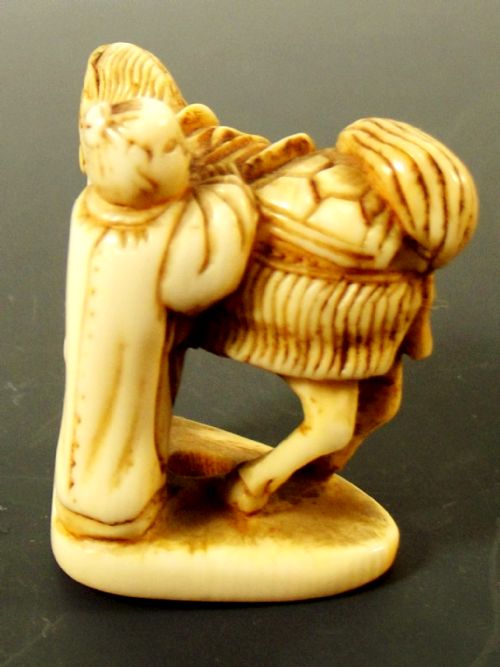 JAPANESE EDO PERIOD IVORY NETSUKE SAMURI HORSE WITH ATTENDANT - ADDITIONAL PHOTO 3