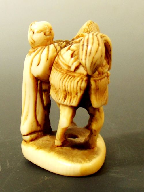 JAPANESE EDO PERIOD IVORY NETSUKE SAMURI HORSE WITH ATTENDANT - ADDITIONAL PHOTO 4