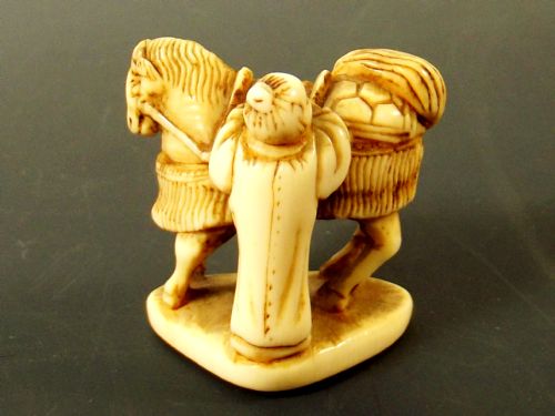JAPANESE EDO PERIOD IVORY NETSUKE SAMURI HORSE WITH ATTENDANT - ADDITIONAL PHOTO 5