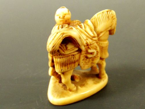 JAPANESE EDO PERIOD IVORY NETSUKE SAMURI HORSE WITH ATTENDANT - ADDITIONAL PHOTO 6