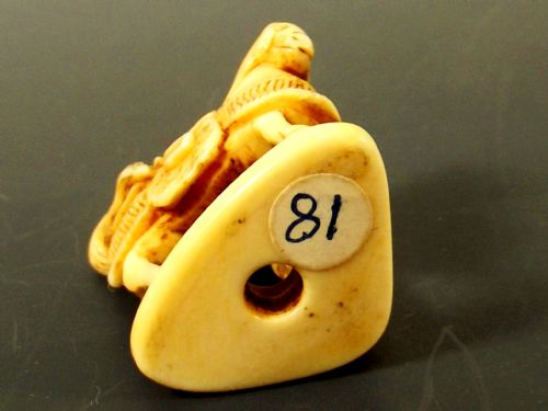 JAPANESE EDO PERIOD IVORY NETSUKE SAMURI HORSE WITH ATTENDANT - ADDITIONAL PHOTO 7