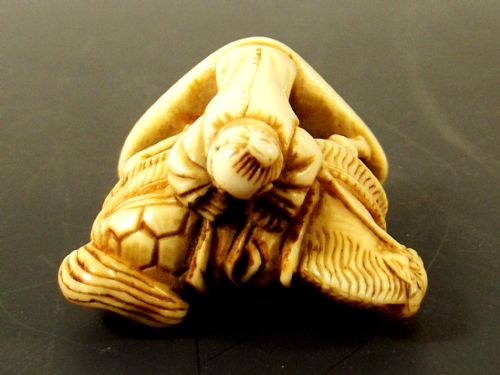JAPANESE EDO PERIOD IVORY NETSUKE SAMURI HORSE WITH ATTENDANT - ADDITIONAL PHOTO 8