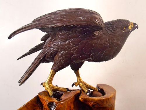JAPANESE MEIJI PERIOD BRONZE OKIMONO GOSS HAWK ON ROOTWOOD STAND - ADDITIONAL PHOTO 5