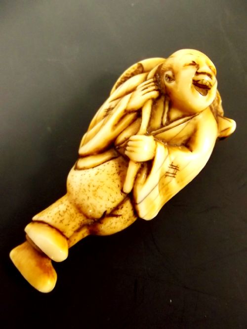 japanese meiji period ivory netsuke man carrying turtle - CATEGORY: ANTIQUE MISCELLANEOUS - DATED 1860