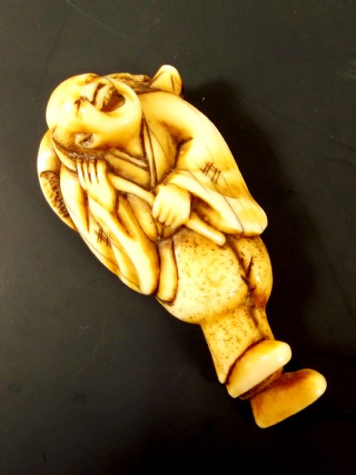 JAPANESE MEIJI PERIOD IVORY NETSUKE MAN CARRYING TURTLE - ADDITIONAL PHOTO 1
