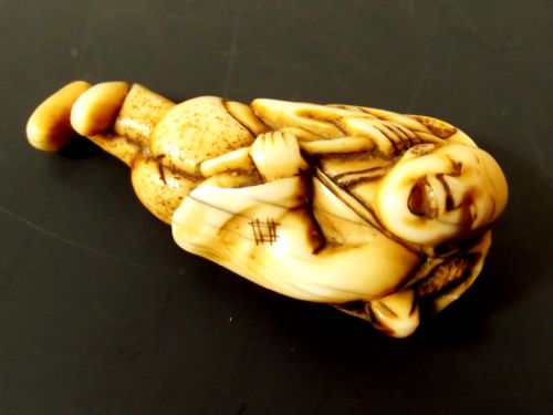 JAPANESE MEIJI PERIOD IVORY NETSUKE MAN CARRYING TURTLE - ADDITIONAL PHOTO 2
