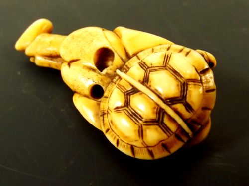 JAPANESE MEIJI PERIOD IVORY NETSUKE MAN CARRYING TURTLE - ADDITIONAL PHOTO 3