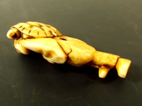 JAPANESE MEIJI PERIOD IVORY NETSUKE MAN CARRYING TURTLE - ADDITIONAL PHOTO 4