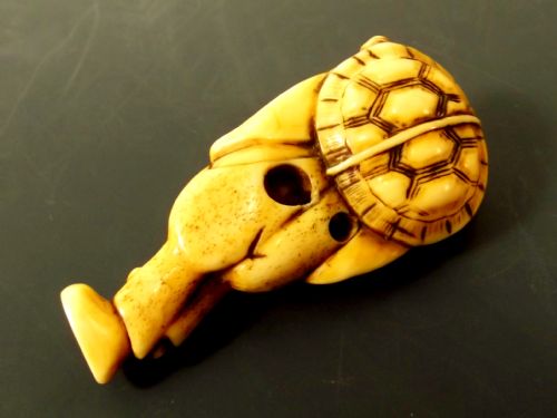 JAPANESE MEIJI PERIOD IVORY NETSUKE MAN CARRYING TURTLE - ADDITIONAL PHOTO 5