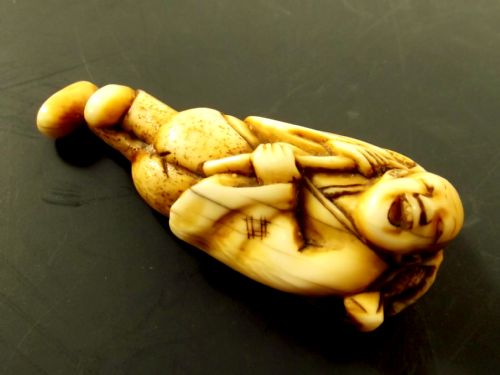 JAPANESE MEIJI PERIOD IVORY NETSUKE MAN CARRYING TURTLE - ADDITIONAL PHOTO 6