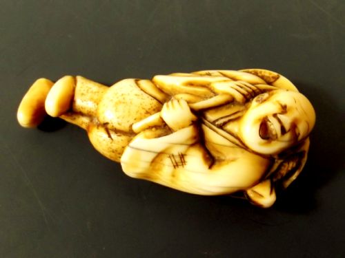 JAPANESE MEIJI PERIOD IVORY NETSUKE MAN CARRYING TURTLE - ADDITIONAL PHOTO 7