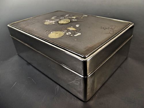 JAPANESE MEIJI PERIOD SILVER SHIBUICHI MIXED METAL BOX AND TRAY - ADDITIONAL PHOTO 9
