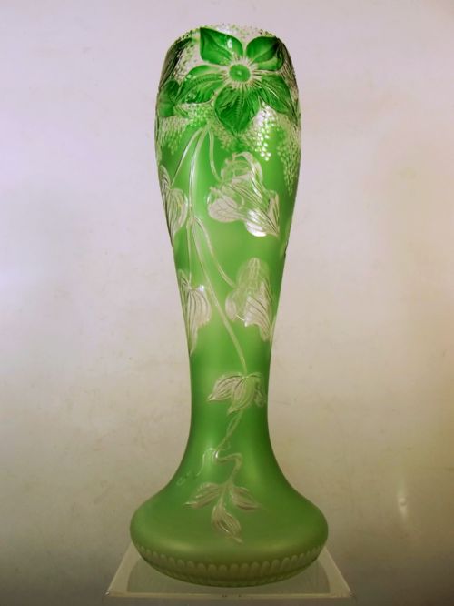 LARGE RICHARDSON STOURBRIDGE CAMEO GLASS VASE - ADDITIONAL PHOTO 1