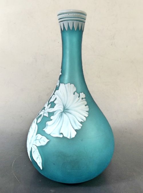 VICTORIAN THOMAS WEBB WHITE ON BLUE CAMEO GLASS VASE - ADDITIONAL PHOTO 3