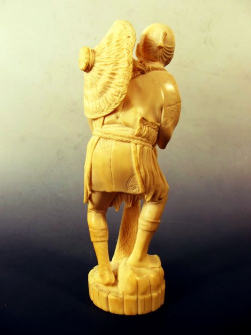 JAPANESE MEIJI PERIOD CARVED IVORY FISHERMAN OKIMONO - ADDITIONAL PHOTO 2