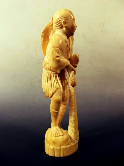 JAPANESE MEIJI PERIOD CARVED IVORY FISHERMAN OKIMONO - ADDITIONAL PHOTO 3