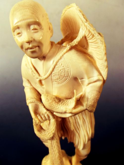 JAPANESE MEIJI PERIOD CARVED IVORY FISHERMAN OKIMONO - ADDITIONAL PHOTO 4