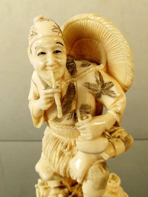 JAPANESE MEIJI PERIOD CARVED IVORY PIPE SMOKER OKIMONO - ADDITIONAL PHOTO 3