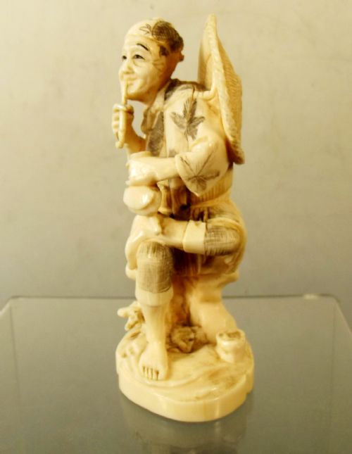 JAPANESE MEIJI PERIOD CARVED IVORY PIPE SMOKER OKIMONO - ADDITIONAL PHOTO 4
