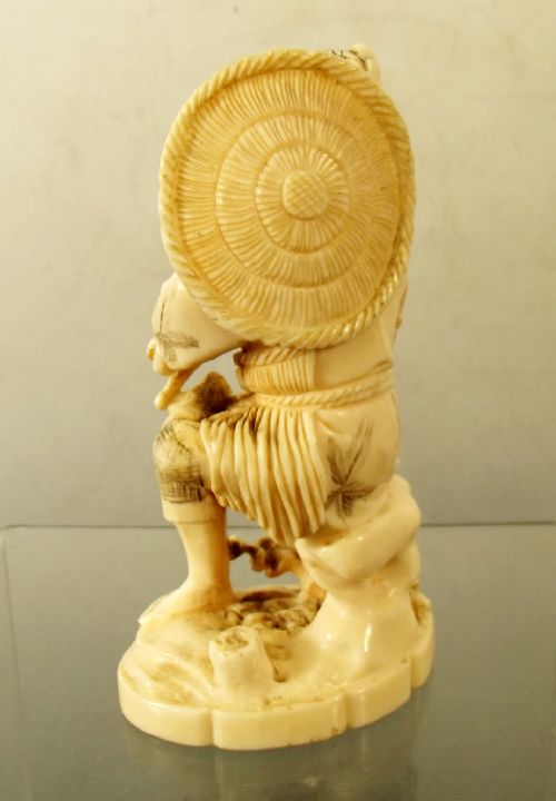JAPANESE MEIJI PERIOD CARVED IVORY PIPE SMOKER OKIMONO - ADDITIONAL PHOTO 5