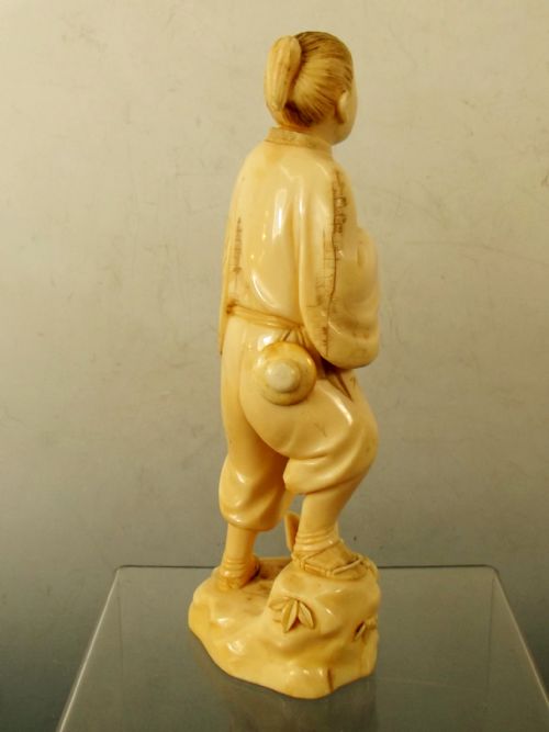 JAPANESE MEIJI PERIOD CARVED IVORY WOOD CUTTER OKIMONO - ADDITIONAL PHOTO 3